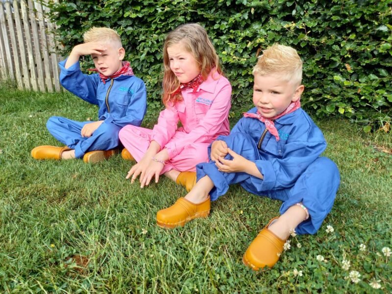 kids overall en klompen1 e1626768903846